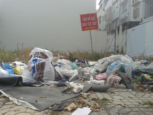 Đổ rác ngay dưới biển cấm