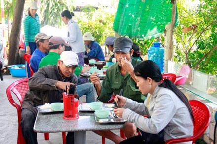 
Những suất cơm 1 ng&agrave;n đồng l&agrave;m ấm l&ograve;ng những lao động ngh&egrave;o giữa cuộc sống bon chen... Ảnh: HO&Agrave;NG PHƯƠNG
