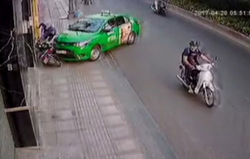 Hình ảnh tài xế taxi lao xe vào tên cướp. (Ảnh từ clip)