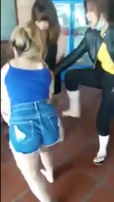 
3 c&ocirc; g&aacute;i ra sức h&agrave;nh hạ, đ&aacute;nh đập, lột đồ mặc cho nạn nh&acirc;n van xin (Ảnh cắt từ clip)
