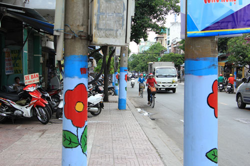Có nên vẽ hoa cho cột điện?
