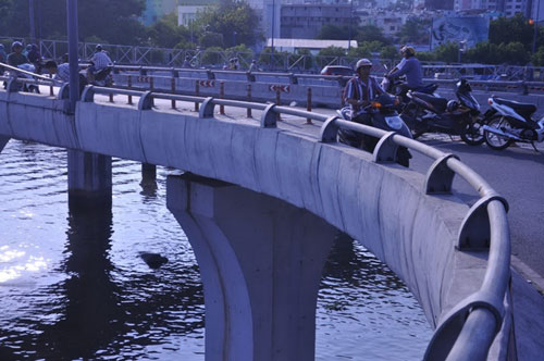 Hồi hộp khi qua cầu