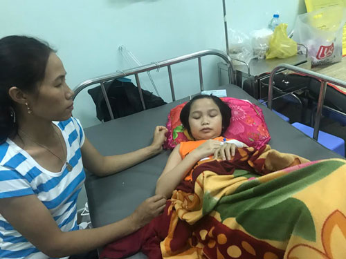 Bé gái không ăn được cơm, chỉ uống nước