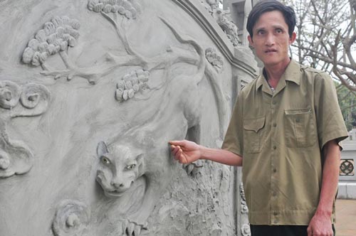 Lăng Ngô Quyền với bức bình phong quái thú bị dư luận phản đối Ảnh: YẾN ANH