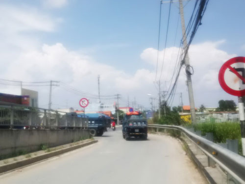 Xe tải bất chấp biển cấm