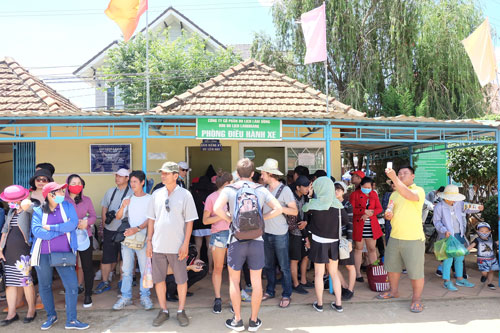 Bát nháo ở quầy mua vé lên đỉnh Langbiang