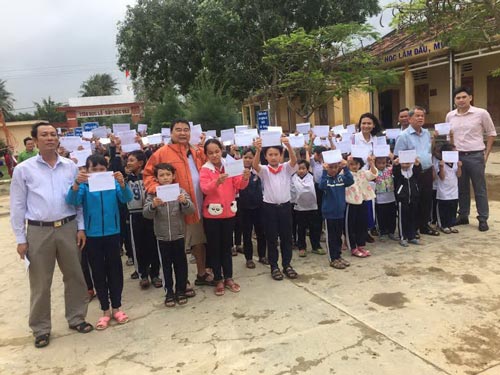 Hơn 400 triệu đồng tiếp sức học sinh vùng lũ