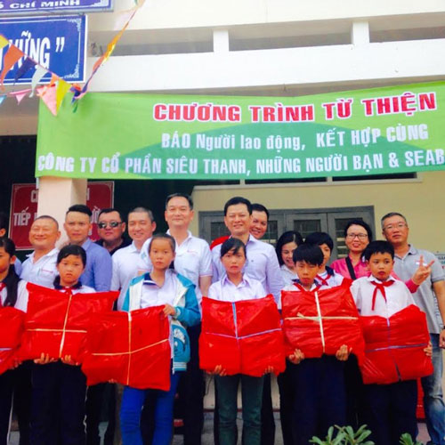 Trao quà cho trẻ em nhân ngày 1-6