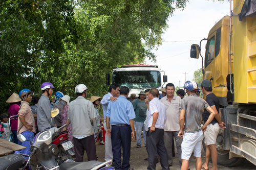 Người dân lại mang đá chặn xe tải