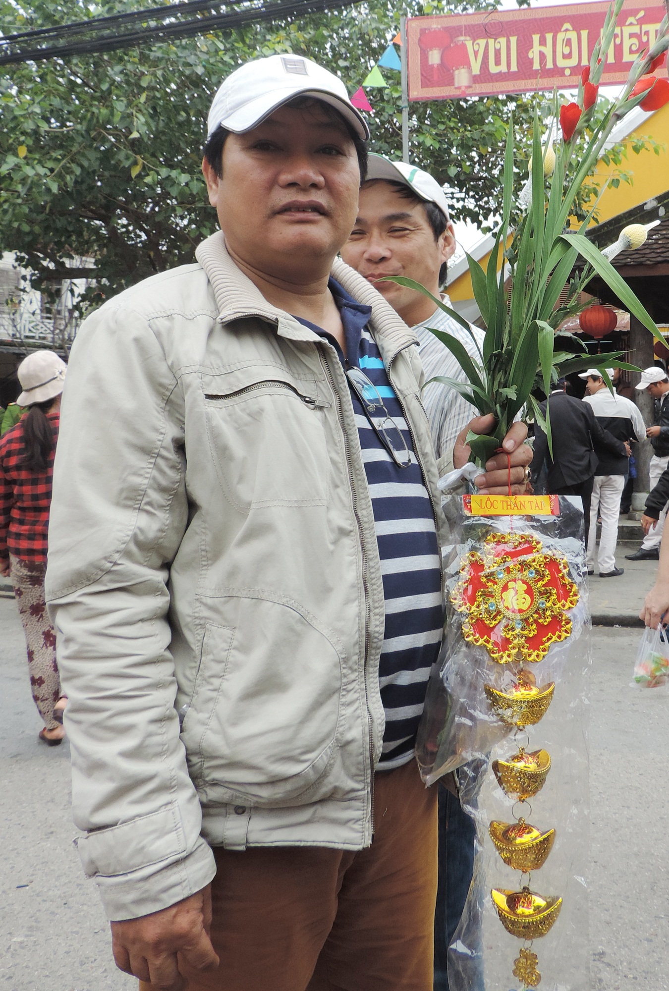 Nam du khách này đã nhận được lộc năm mới với niềm vui tràn trề