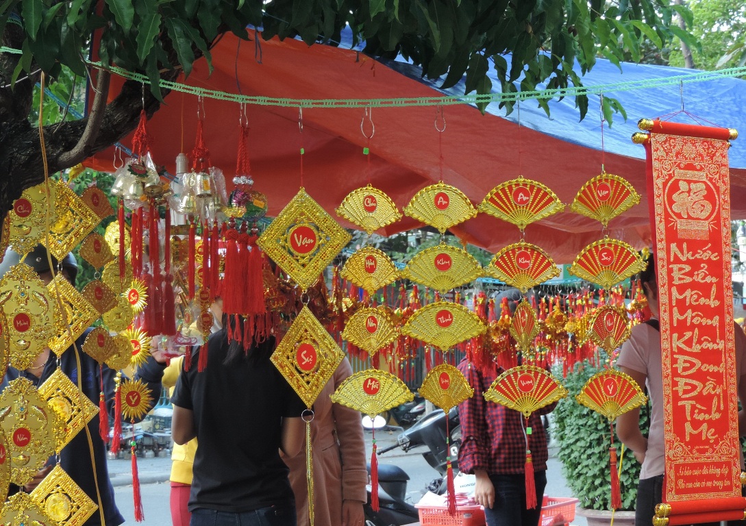 Quầy b&aacute;n những bao l&igrave; x&igrave;, miếng treo mừng năm mới đỏ rực một g&oacute;c vỉa h&egrave;