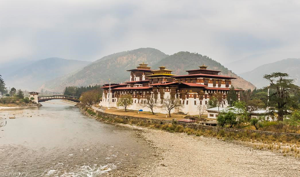 
Punakha Dzong nh&igrave;n từ nơi giao nhau của hai s&ocirc;ng Trống v&agrave; M&aacute;i
