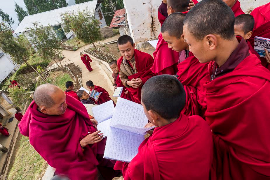 
Sư trụ tr&igrave; kiểm tra b&agrave;i học của c&aacute;c ch&uacute; tiểu
