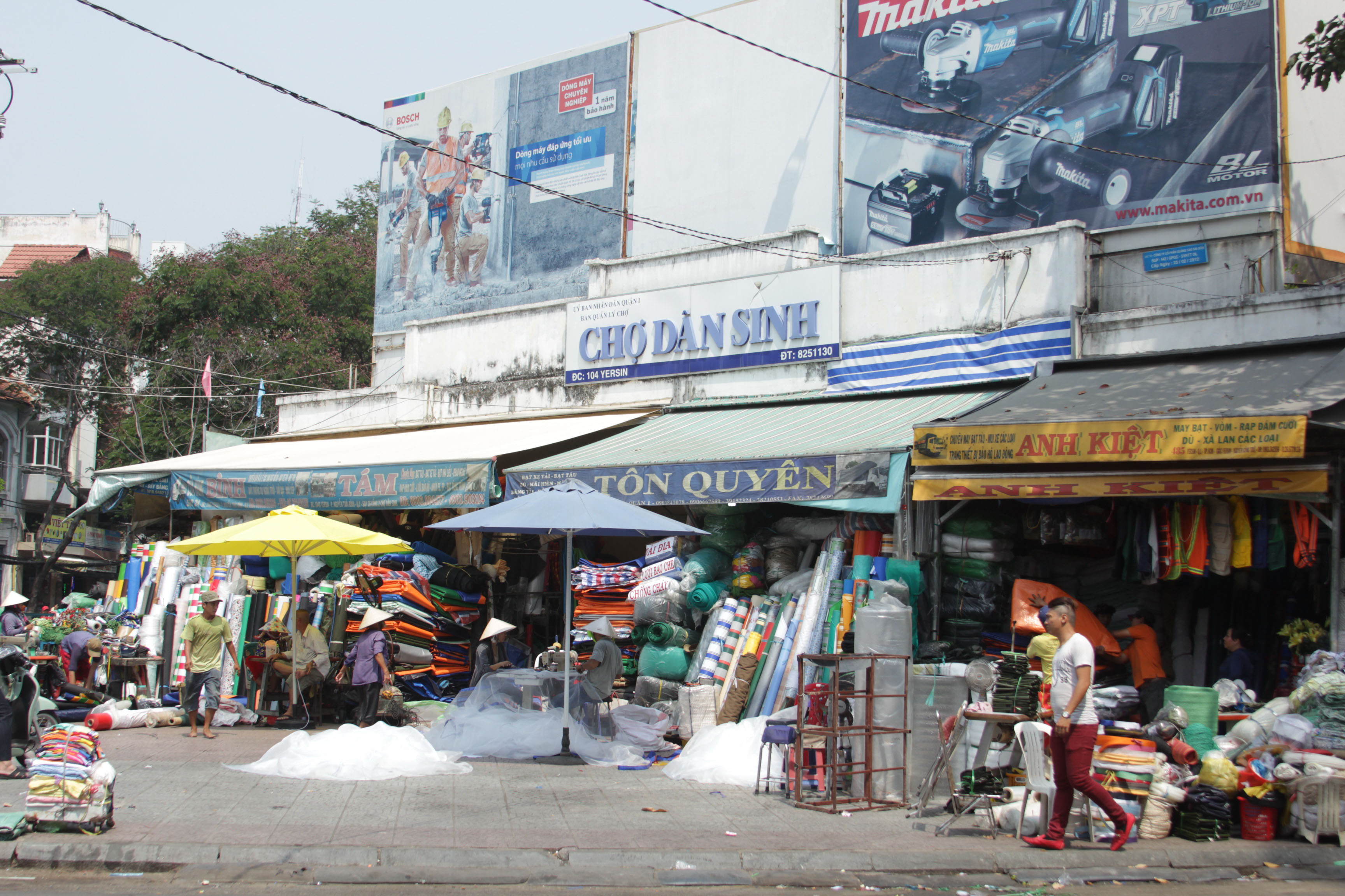 Tiểu thương có mặt tiền trước chợ Dân Sinh thu dọn đồ đạc vào nhà