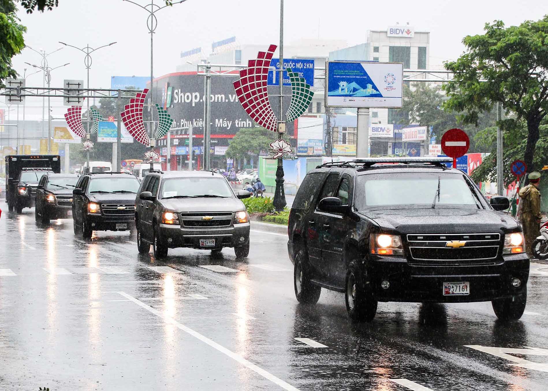 APEC 2017: Người dân Đà Nẵng đội mưa xem "quái thú"