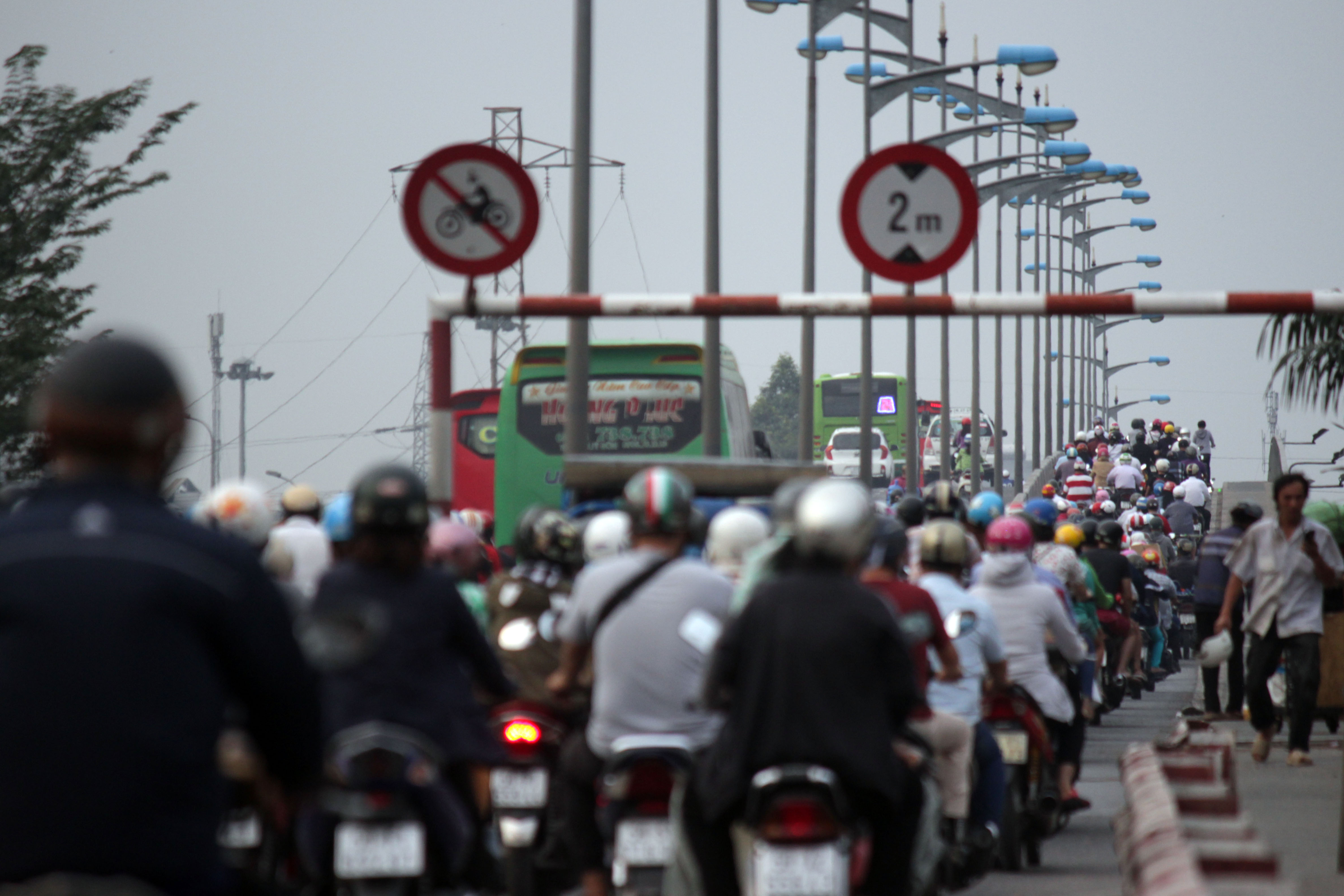 Khu vực cầu Bình Triệu, tình trạng giao thông ùn ứ cả hai hướng.