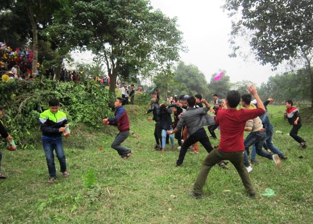 
Gần trưa phi&ecirc;n chợ bắt đầu n&oacute;ng l&ecirc;n khi m&agrave;n choảng nhau bằng c&agrave; chua bắt đầu
