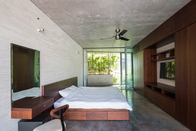 Đồ đạc trong nhà được thiết kế tối giản để phù hợp với bề ngang khá hẹp của công trình.