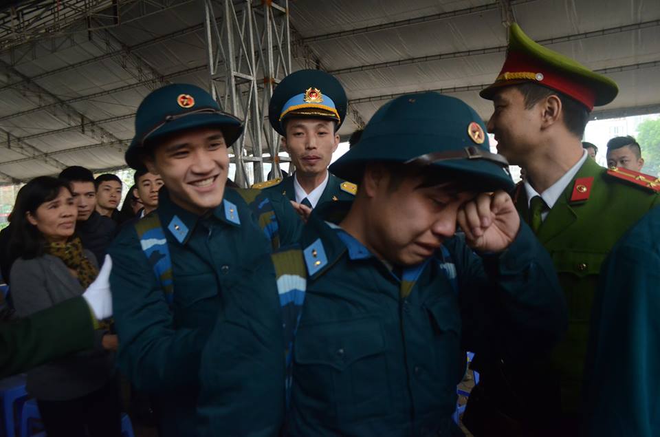 
Trong Lễ t&ograve;ng qu&acirc;n tại Cung thể thao Quần Ngựa nhiều t&acirc;n binh x&uacute;c động khi chia tay bạn b&egrave; v&agrave; người th&acirc;n
