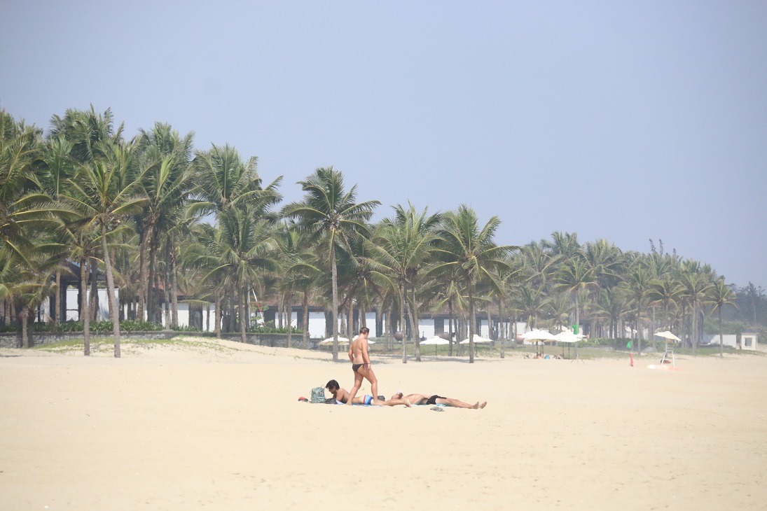 
Nằm d&agrave;i tr&ecirc;n b&atilde;i c&aacute;t trắng phau để phơi nắng l&agrave; sở th&iacute;ch của nhiều du kh&aacute;ch nước ngo&agrave;i khi đến H&agrave; My
