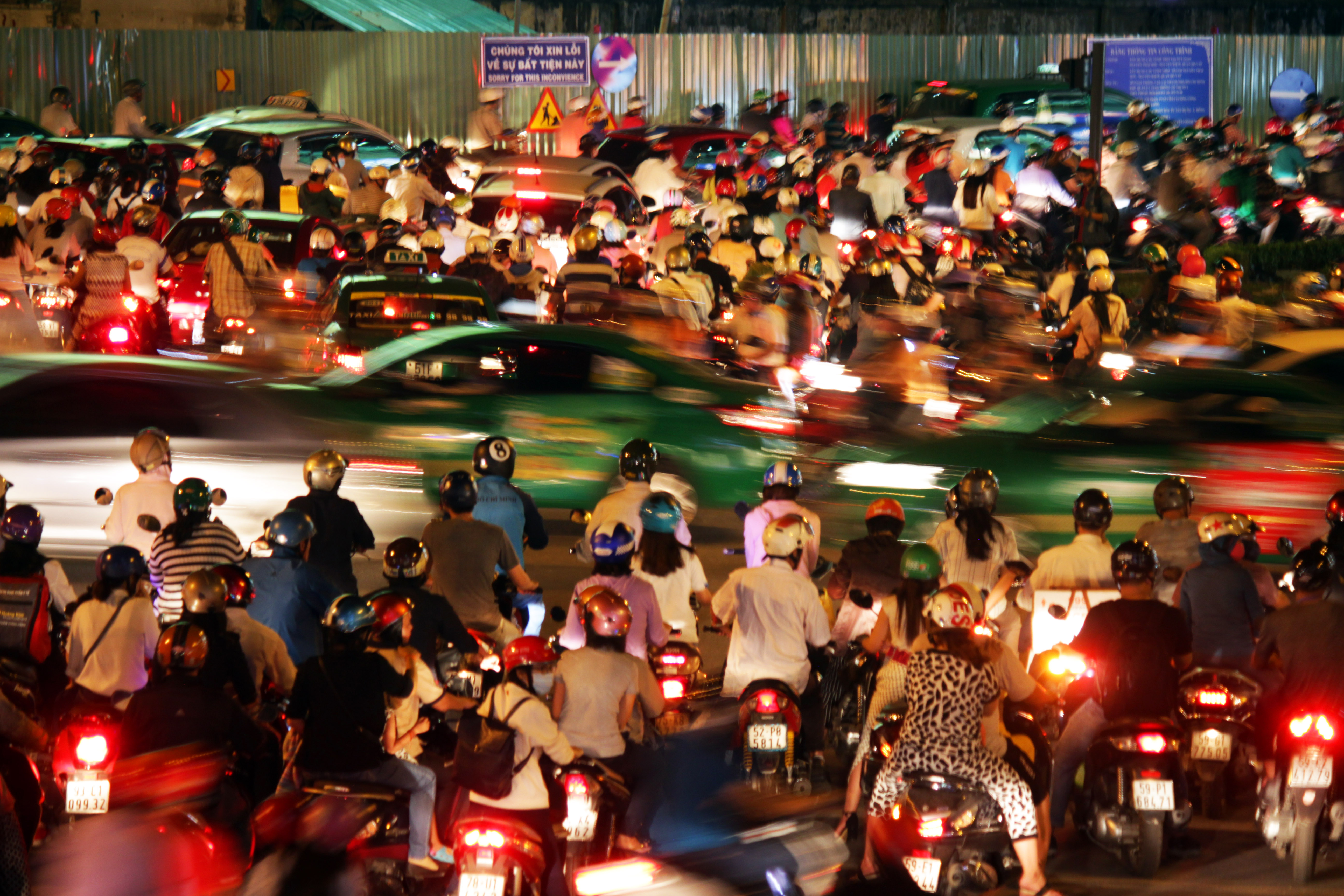 C&aacute;c l&ocirc; cốt phục vụ c&ocirc;ng tr&igrave;nh cầu vượt ở v&ograve;ng xoay Nguyễn Th&aacute;i Sơn, thu hẹp diện t&iacute;ch mặt đường khiến lượng phương tiện lưu th&ocirc;ng qua đ&acirc;y &ugrave;n ứ. Theo ghi nhận, cả th&aacute;ng nay cứ tầm 17 giờ 30 mỗi ng&agrave;y l&agrave; &ugrave;n ứ bắt đầu xảy.