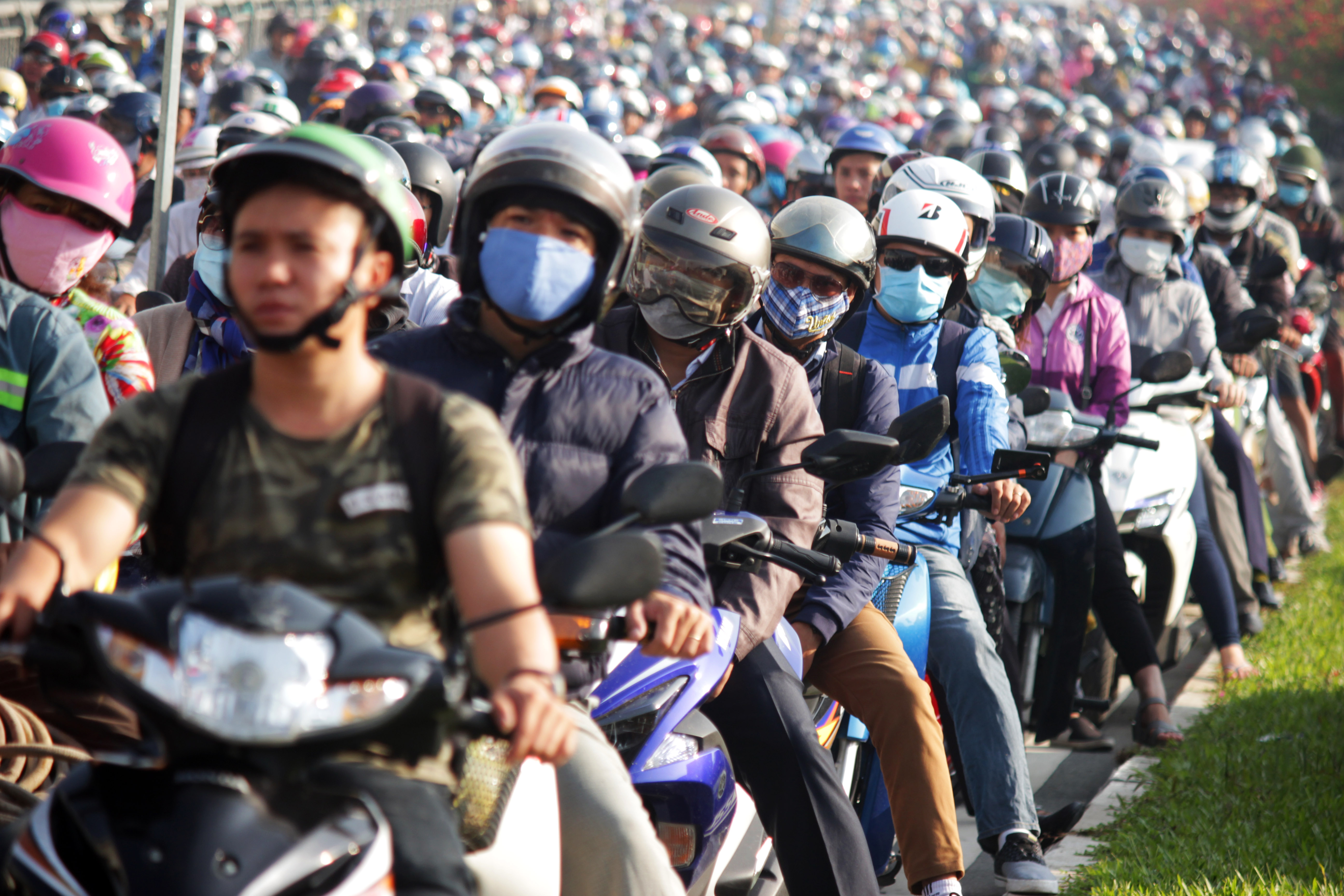 Phương tiện giao th&ocirc;ng ng&agrave;y c&agrave;ng dồn ứ, c&agrave;ng về trưa đ&aacute;m kẹt xe c&agrave;ng nghi&ecirc;m trọng