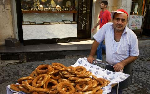 Istanbul, Thổ Nhĩ Kỳ: Istiklal Caddesi được coi như &ldquo;tr&aacute;i tim v&agrave; dạ d&agrave;y&rdquo; của Istanbul với rất nhiều c&aacute;c m&oacute;n ăn đường phố. M&oacute;n ăn nổi tiếng ở đ&acirc;y l&agrave; b&aacute;nh bagel c&oacute; rắc vừng v&agrave; chấm mật, ăn n&oacute;ng khi vừa ra khỏi l&ograve;.