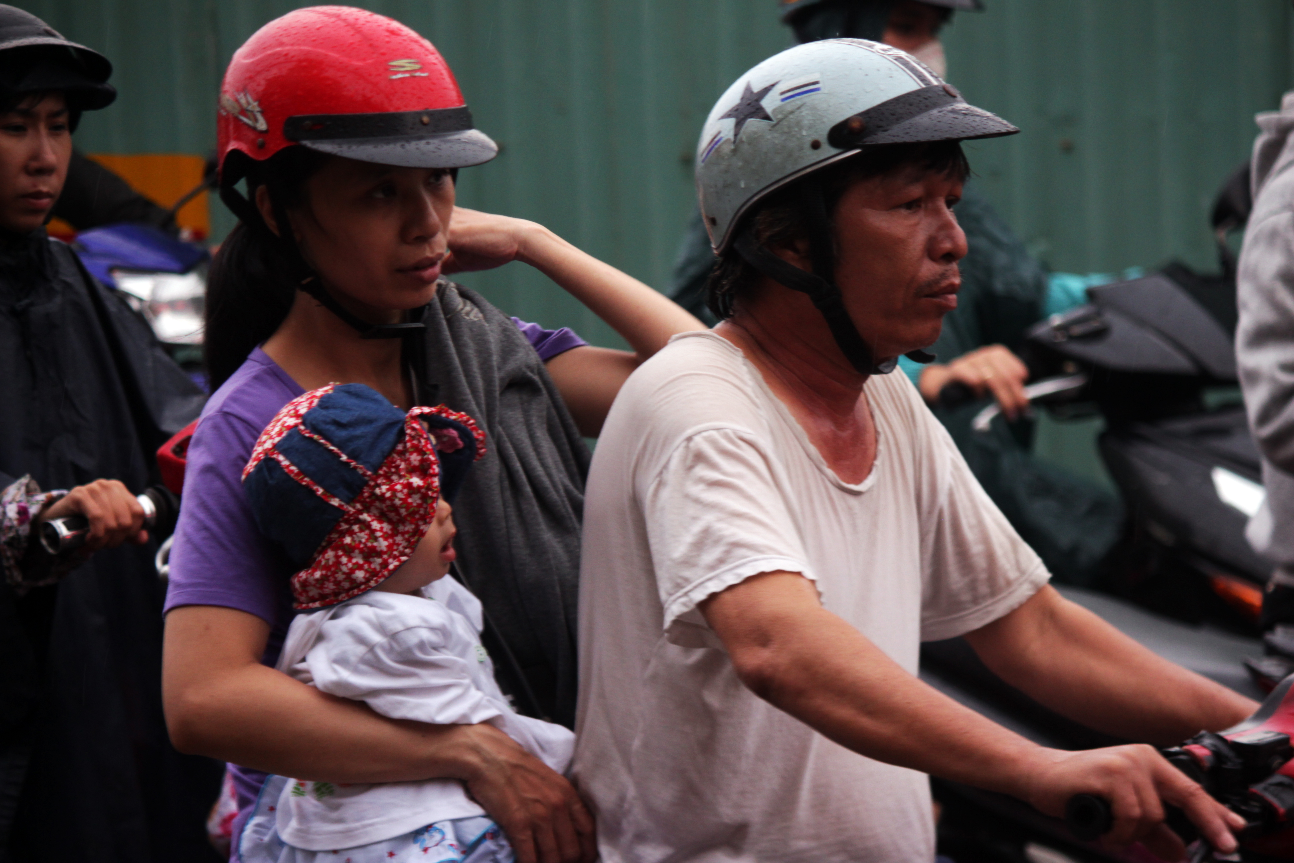 
Một em nhỏ c&ugrave;ng bố mẹ vất vả di chuyển về ph&iacute;a quận 12.
