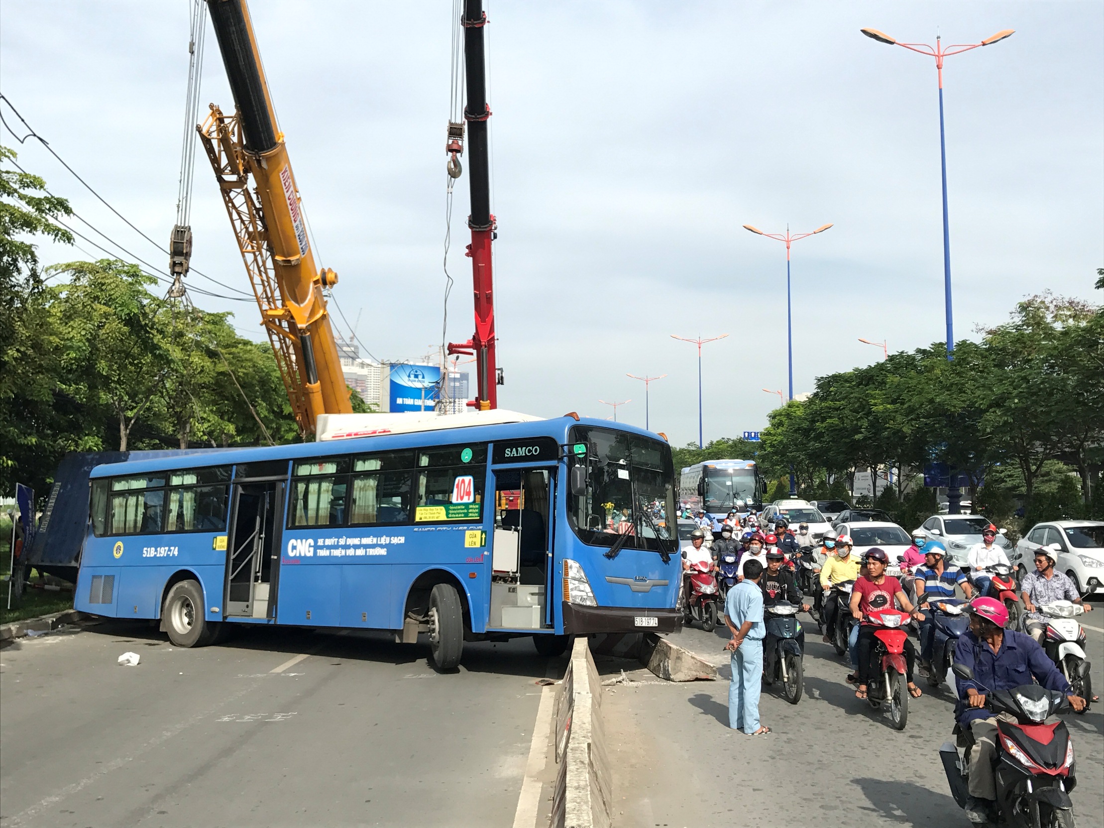 Xe đầu k&eacute;o t&ocirc;ng văng xe bu&yacute;t, đ&egrave; bẹp xe m&aacute;y ở cầu S&agrave;i G&ograve;n - Ảnh 5.