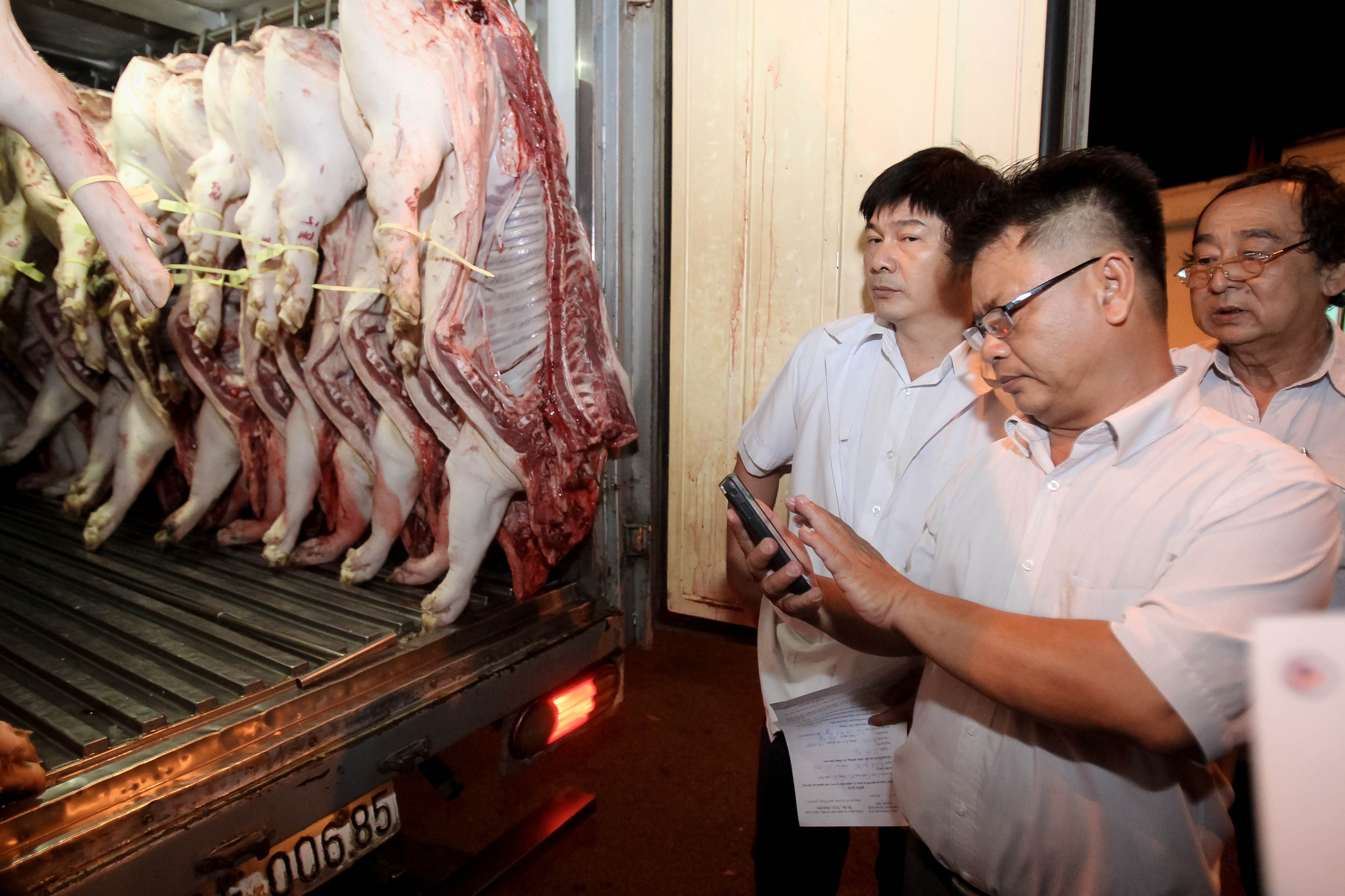 TP HCM: Thịt heo kh&ocirc;ng r&otilde; nguồn gốc đầy chợ đầu mối! - Ảnh 2.
