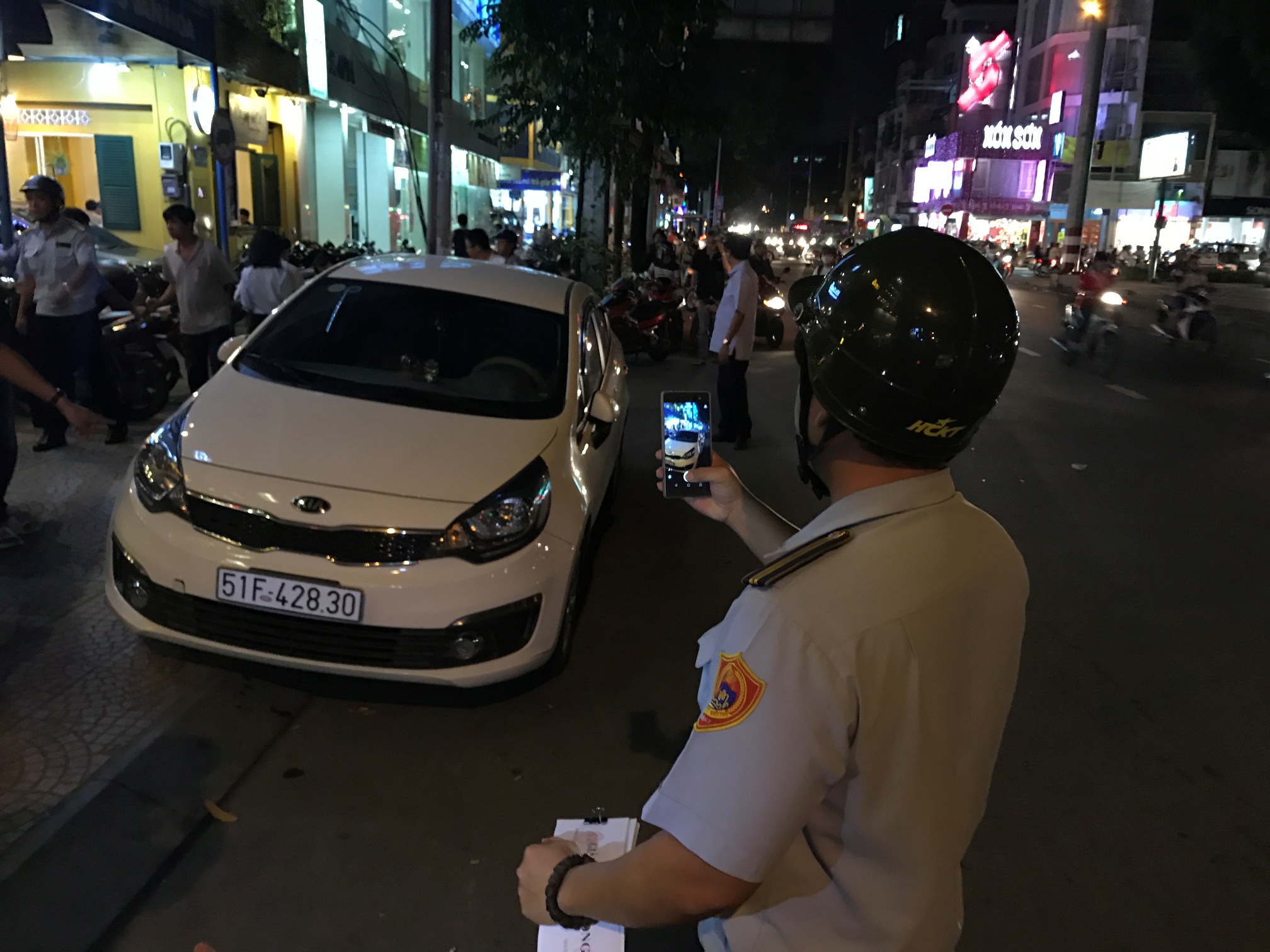 &Ocirc;ng Đo&agrave;n Ngọc Hải tả xung hữu đột trong đ&ecirc;m - Ảnh 1.