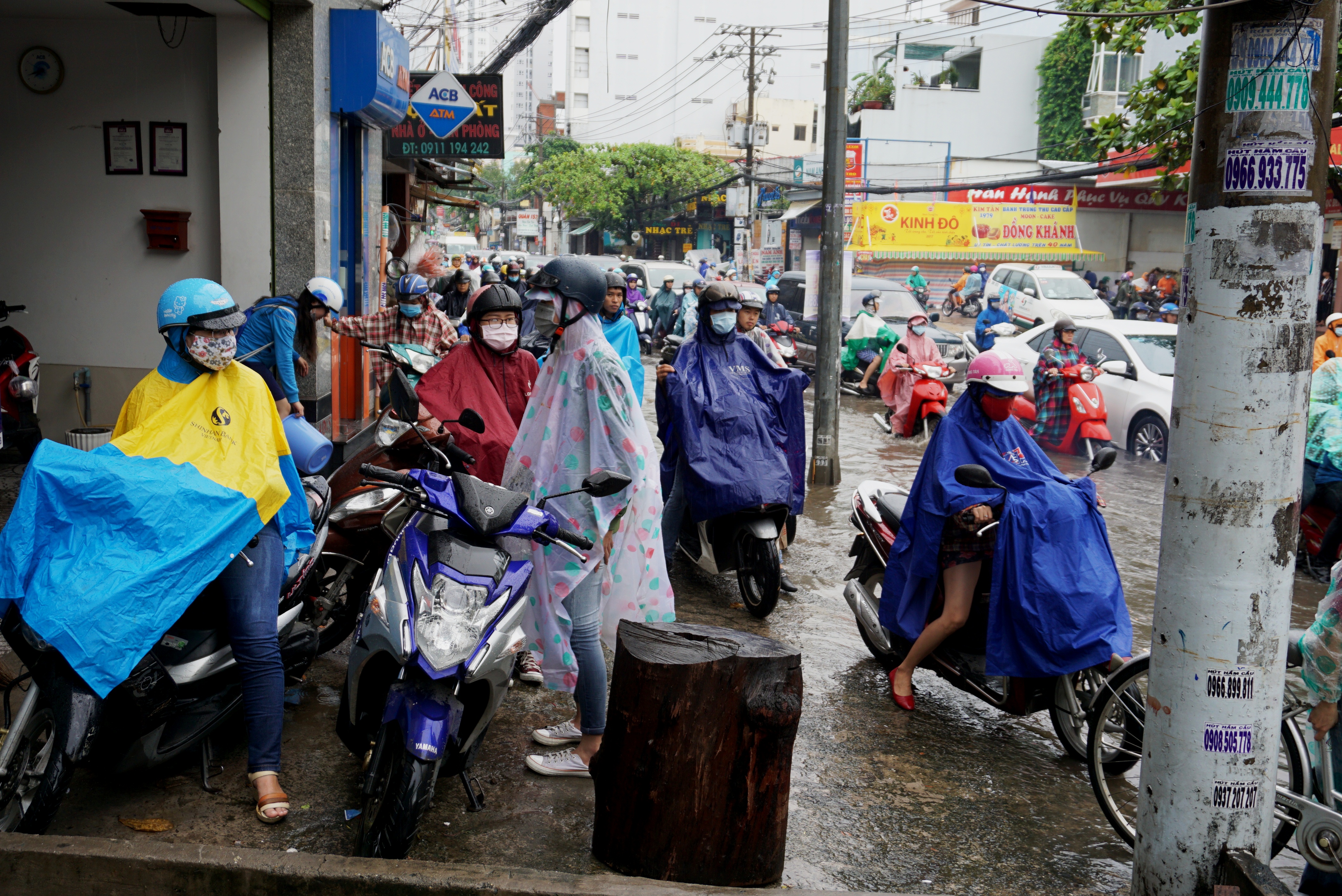 Đường sá TP HCM hỗn loạn sau cơn mưa lớn - Ảnh 10.