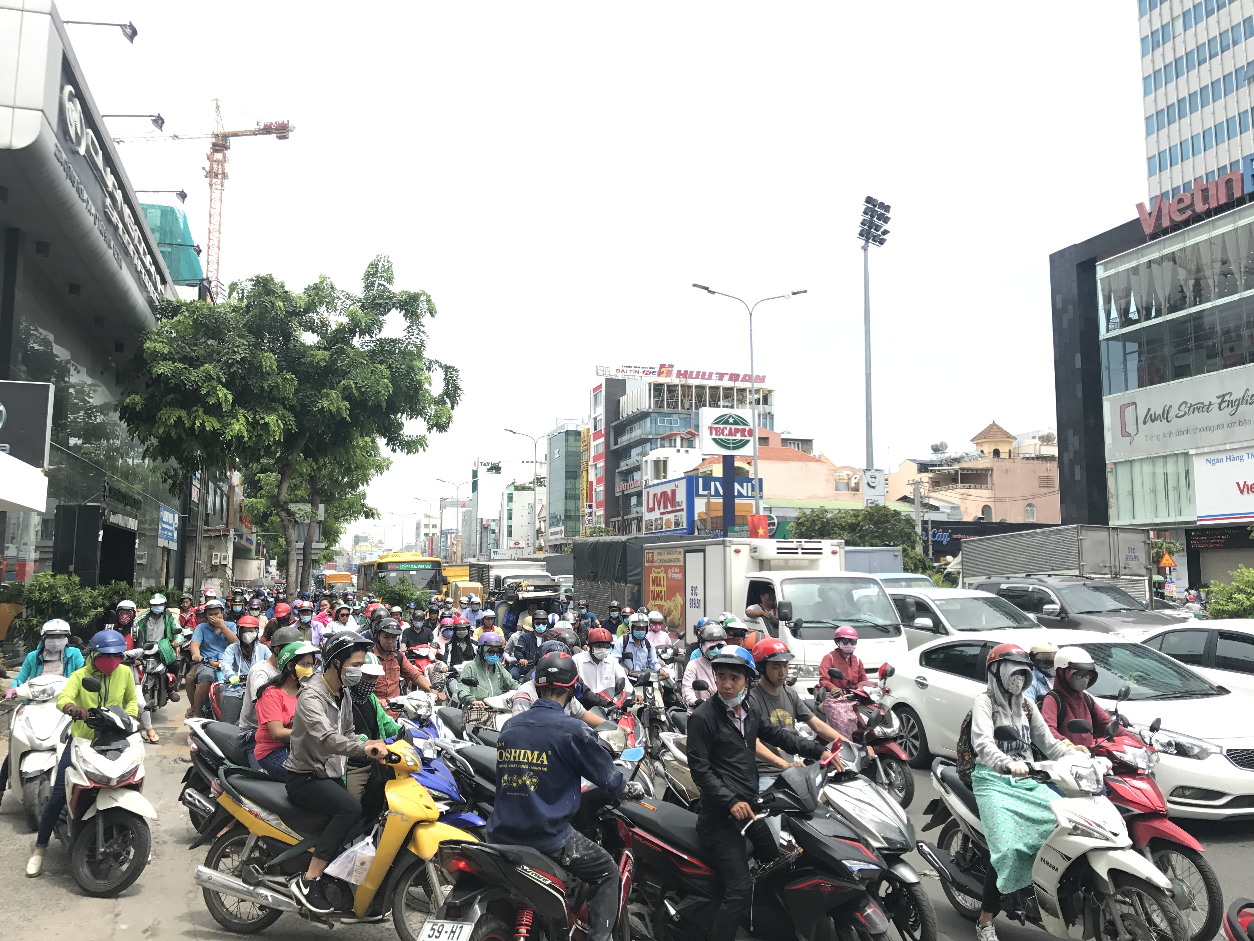 Cửa ngõ Tây Bắc TP HCM kẹt cứng từ sáng tới trưa