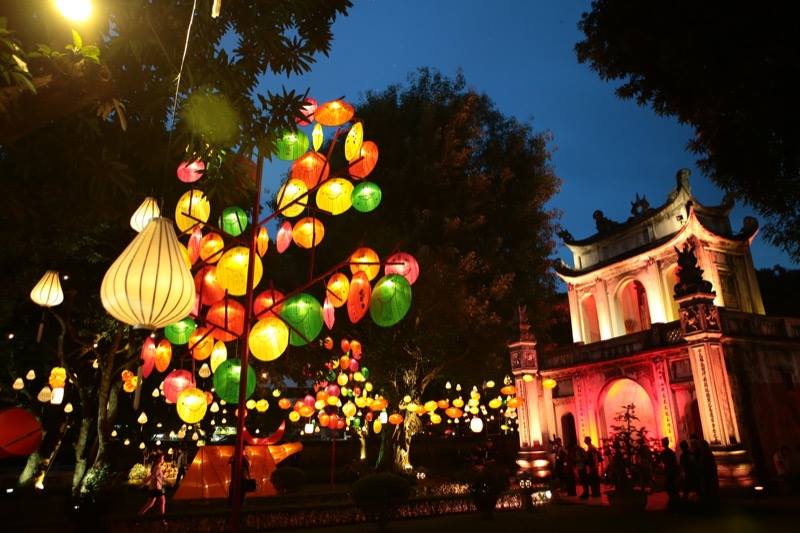 Văn Miếu kho&aacute;c vẻ đẹp huyền ảo trong đ&ecirc;m Thu vọng nguyệt - Ảnh 3.