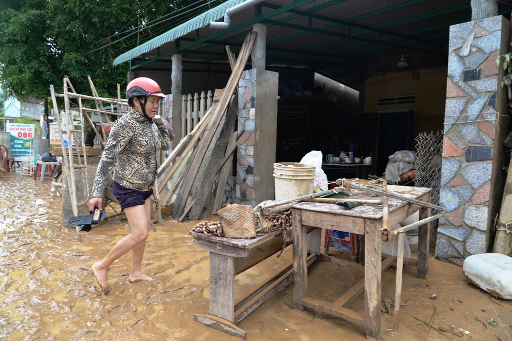 Quảng Ngãi: Nhiều nơi tan hoang sau trận lũ kỳ lạ - Ảnh 2.