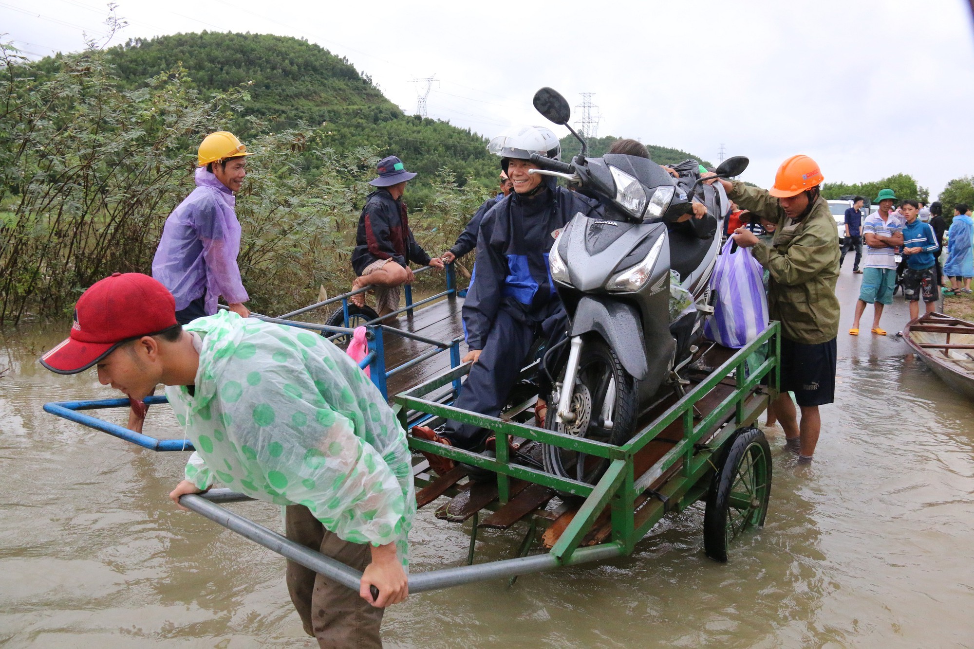 Người d&acirc;n Quảng Nam d&ugrave;ng xe b&ograve; chở xe m&aacute;y vượt lũ - Ảnh 5.