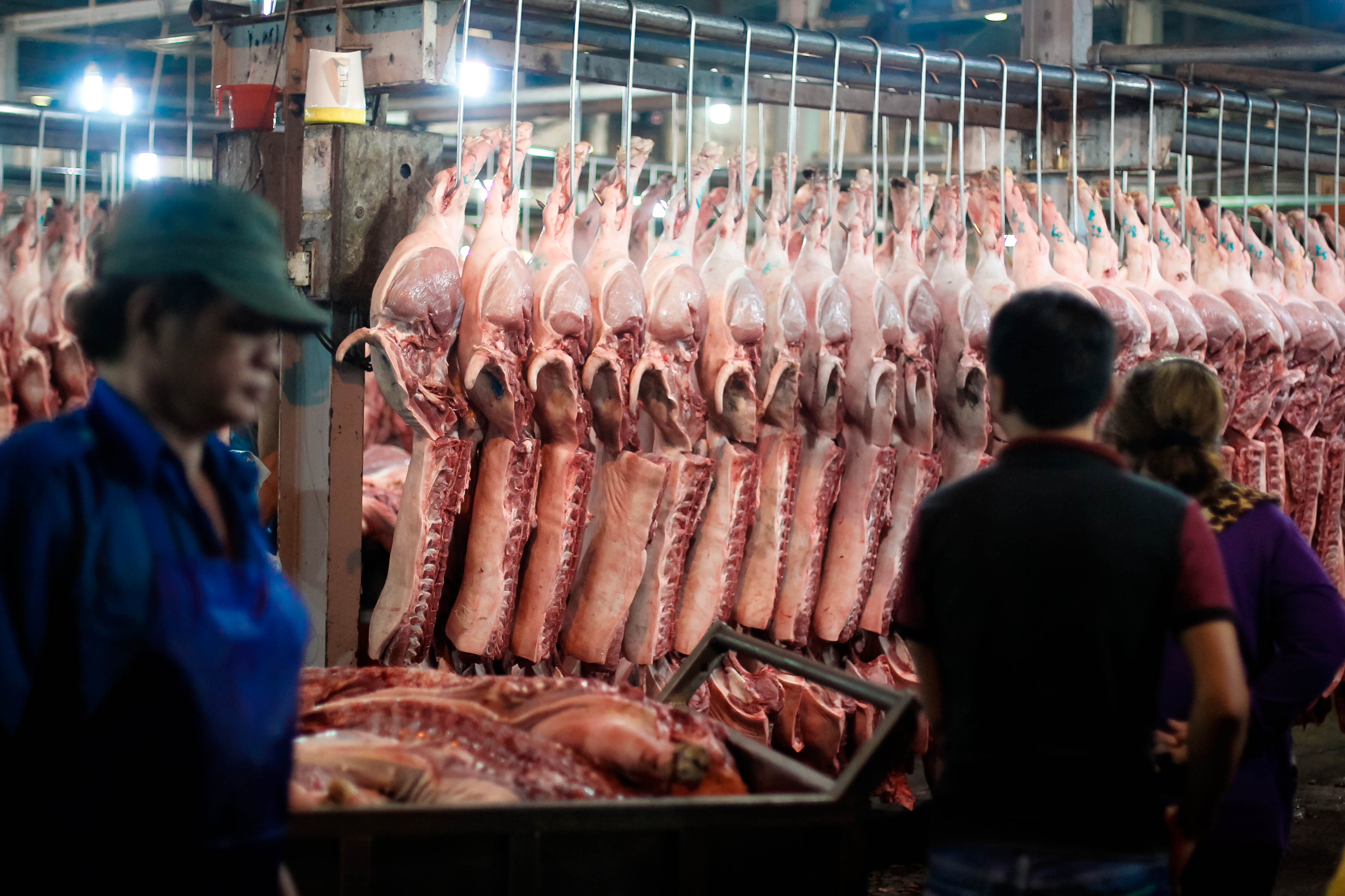 TP HCM: Thịt heo không rõ nguồn gốc đầy chợ đầu mối!