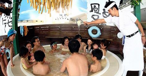 
Tắm m&igrave; Ramen

M&igrave; ramen kh&ocirc;ng hề xa lạ trong văn h&oacute;a v&agrave; ẩm thực Nhật Bản. M&oacute;n ăn n&agrave;y rất gi&agrave;u collagen, một chất gi&uacute;p l&agrave;n da săn chắc v&agrave; tươi trẻ. V&igrave; thế, dịch vụ tắm m&igrave; ramen ra đời để thoả m&atilde;n nhu cầu của c&aacute;c vị kh&aacute;ch. Nước tắm c&oacute; m&agrave;u n&acirc;u nhạt như nước m&igrave;, được th&ecirc;m v&agrave;o collagen v&agrave; muối gi&uacute;p t&aacute;i tạo l&agrave;n da. Ngo&agrave;i ra, du kh&aacute;ch c&oacute; thể thưởng thức m&igrave; trong l&uacute;c tắm. Ảnh: Nerdist.
