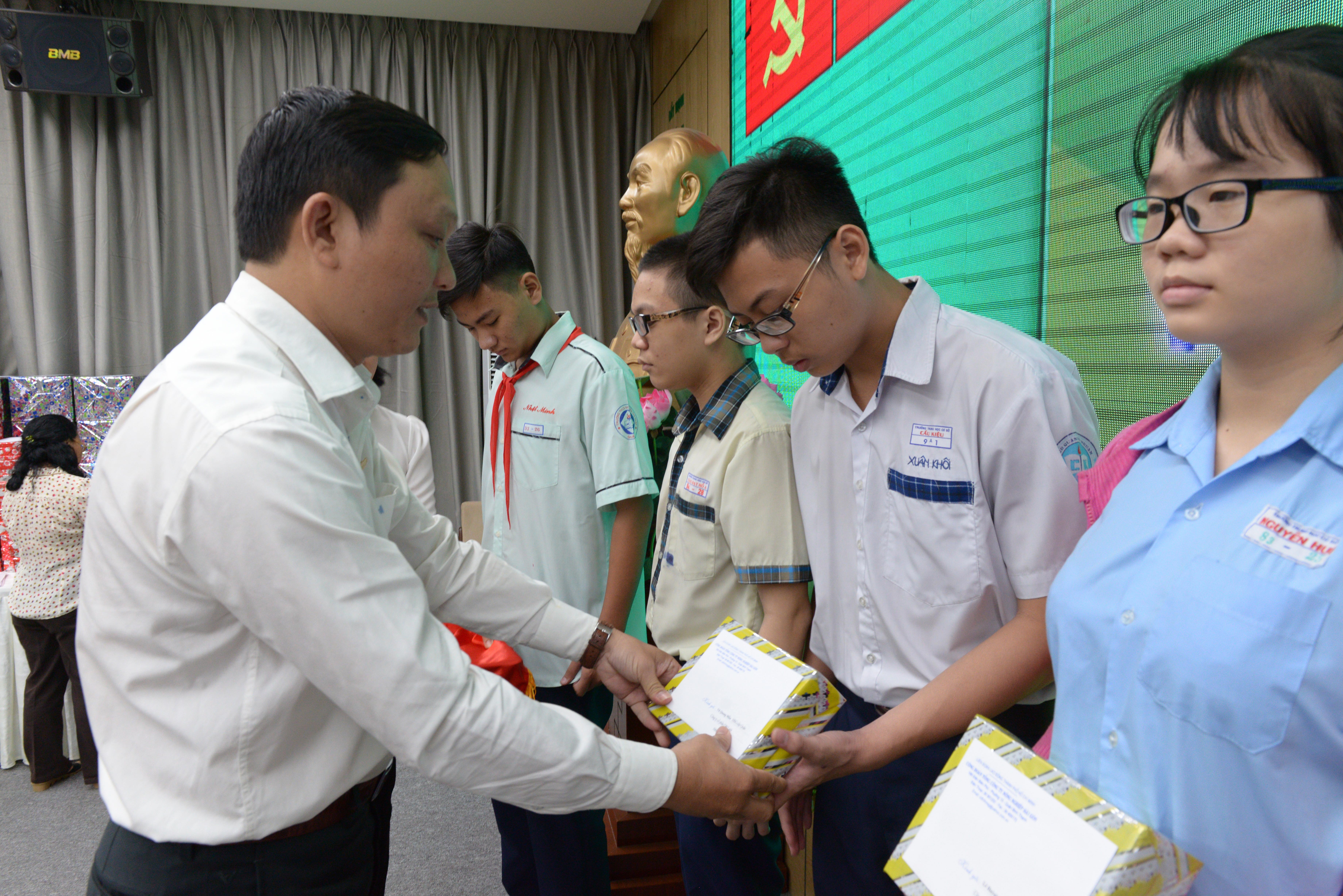 Tuyên dương gia đình công nhân tiêu biểu