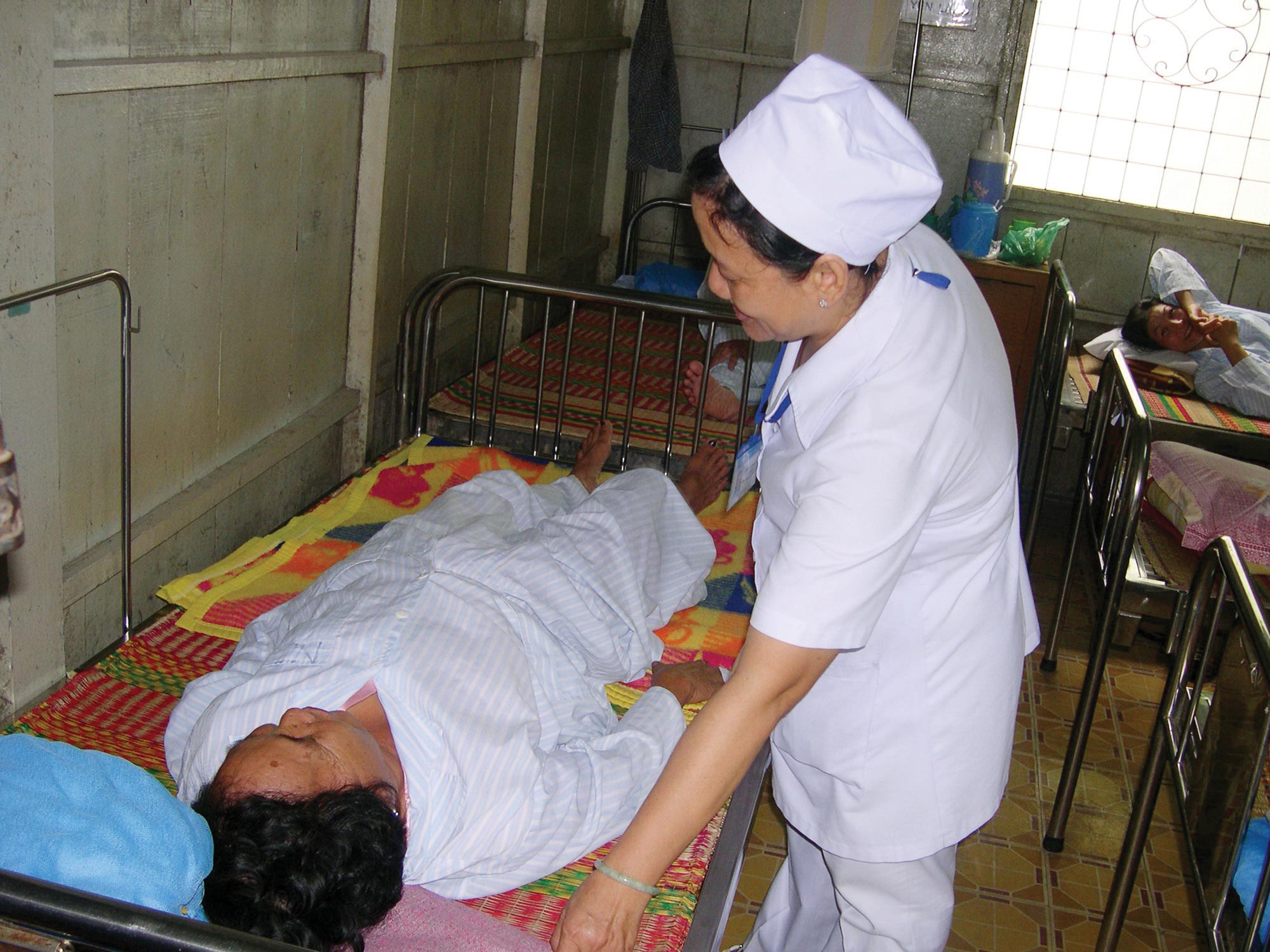 BÁC SĨ CHẲNG CHỊU VỀ QUÊ (*): Loay hoay ở vùng trũng