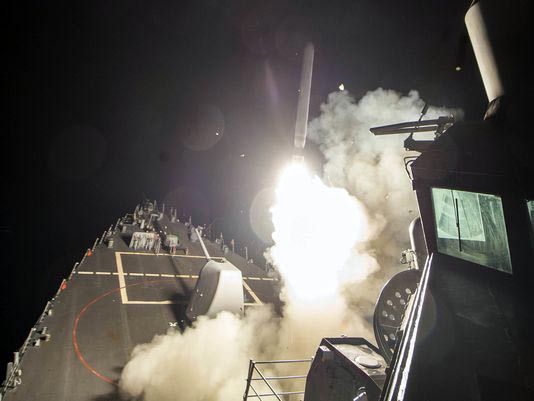 T&ecirc;n lửa Tomahawk ph&oacute;ng từ t&agrave;u khu trục Mỹ USS Ross tấn c&ocirc;ng căn cứ kh&ocirc;ng qu&acirc;n al-Shayrat rạng s&aacute;ng 7-4 Ảnh: REUTERS