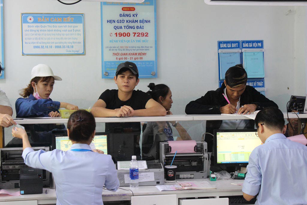 Người đến Bệnh viện quận Thủ Đức kh&aacute;m bệnh lần đầu khai th&ocirc;ng tin để đưa v&agrave;o hệ thống theo d&otilde;i của bệnh viện