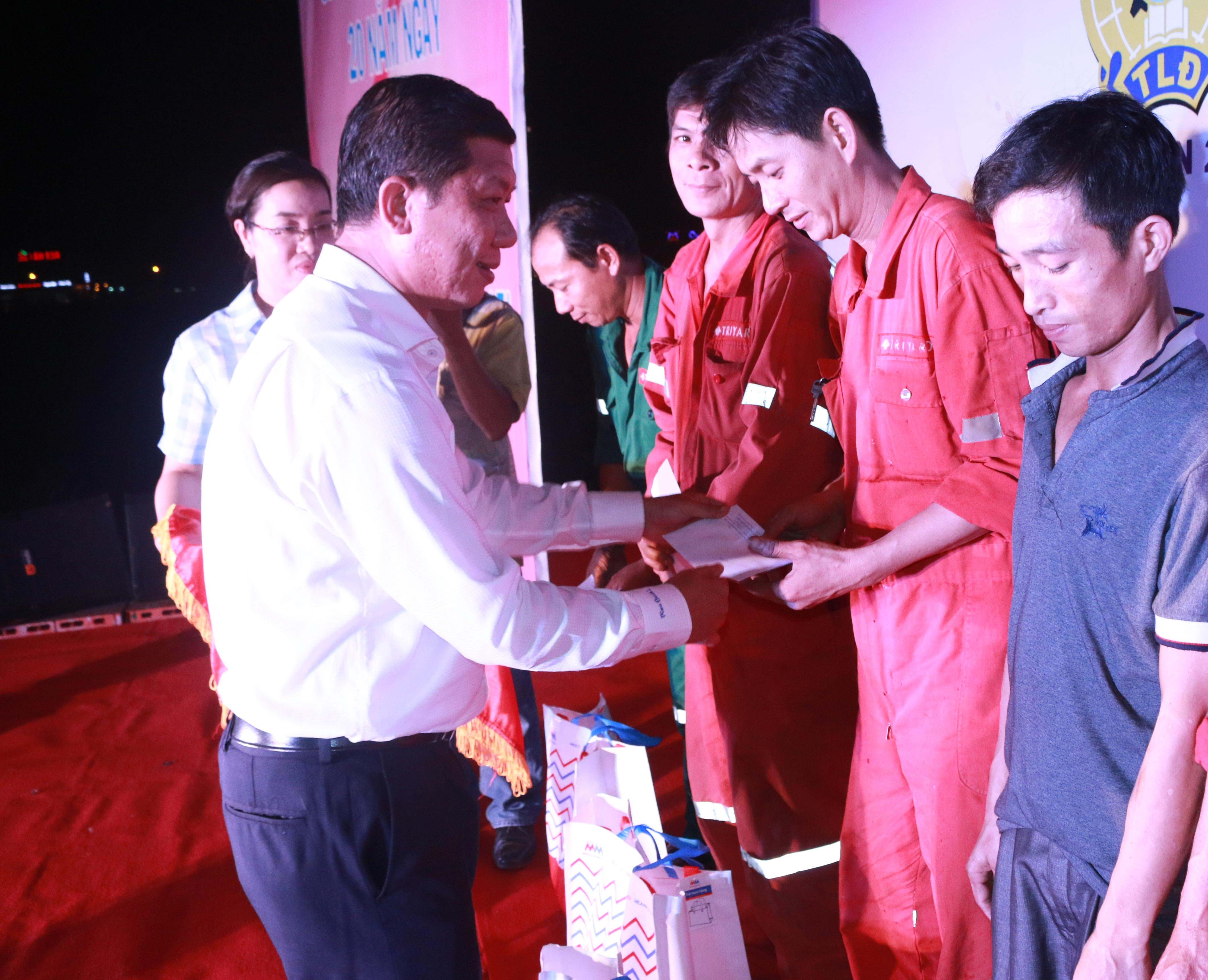 Ông Trần Đoàn Trung, Phó Chủ tịch LĐLĐ TP HCM, trao quà cho CNVC-LĐ khó khăn tại quận 2 Ảnh: BẠCH ĐẰNG