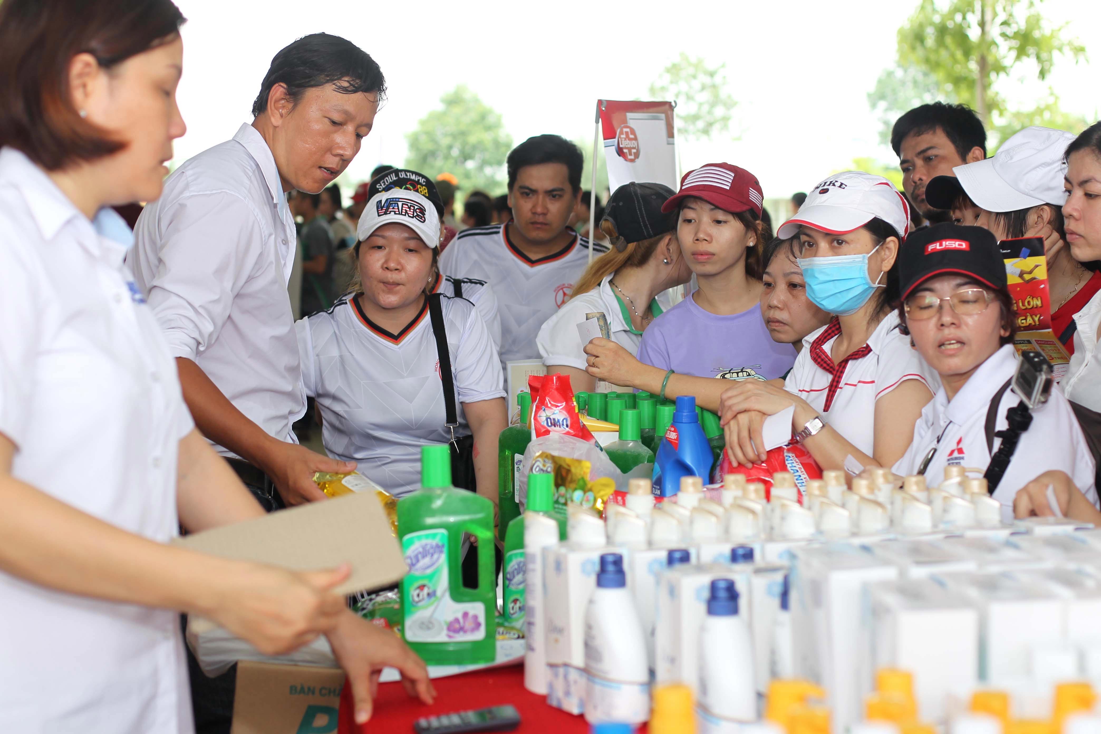 Công nhân các KCX-KCN TP HCM mua hàng giảm giá Ảnh: HOÀNG TRIỀU