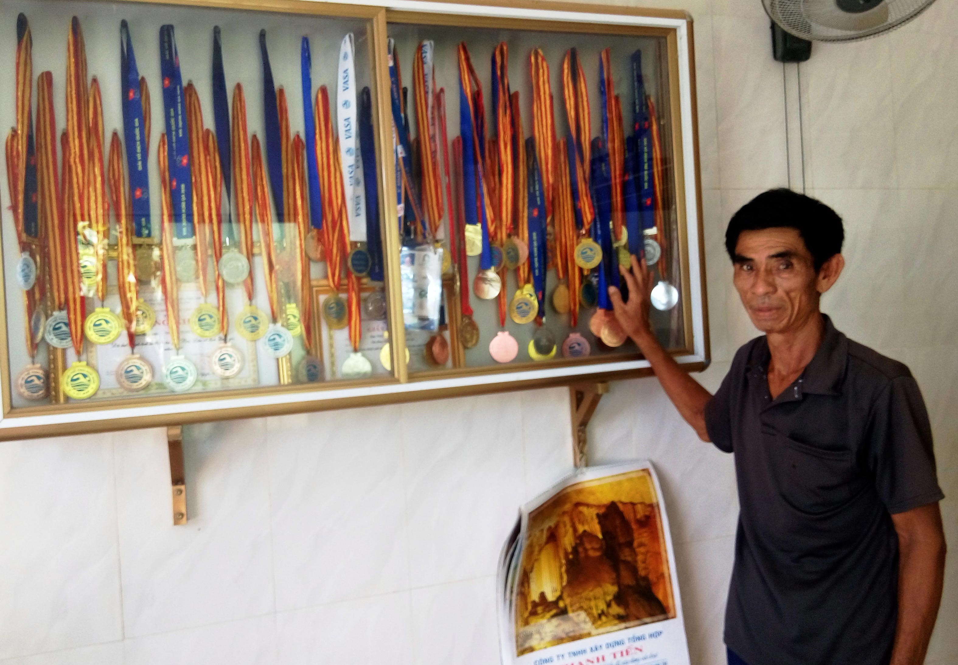 SAU ÁNH HÀO QUANG SEA GAMES 29 (*): Tuổi thơ khốn khó của kình ngư 17 tuổi
