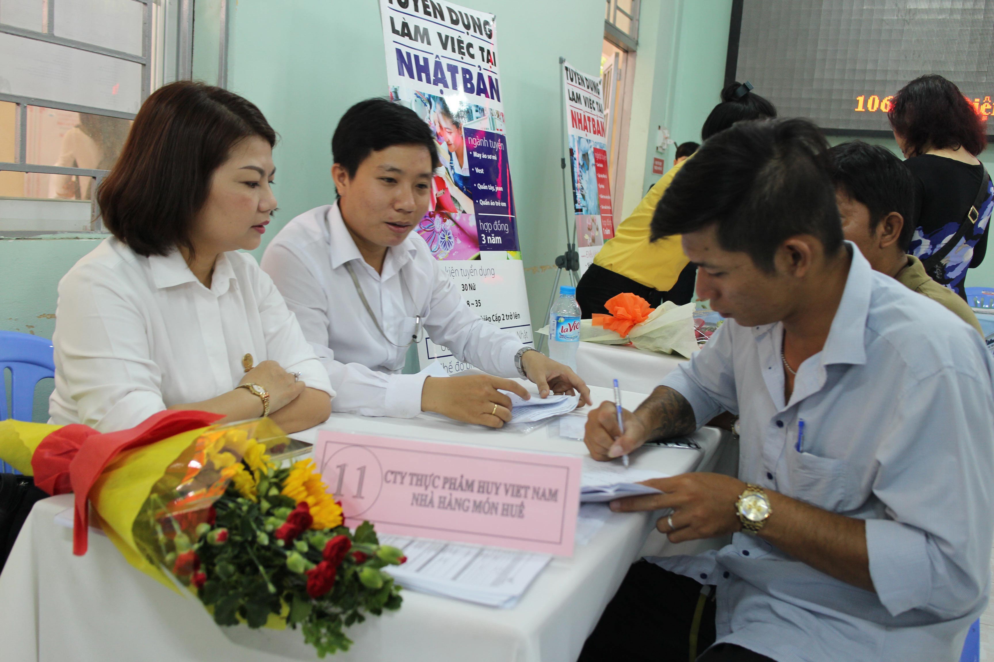 Ứng viên tìm việc tại Sàn Giao dịch việc làm do Trung tâm Dịch vụ việc làm TP HCM tổ chức