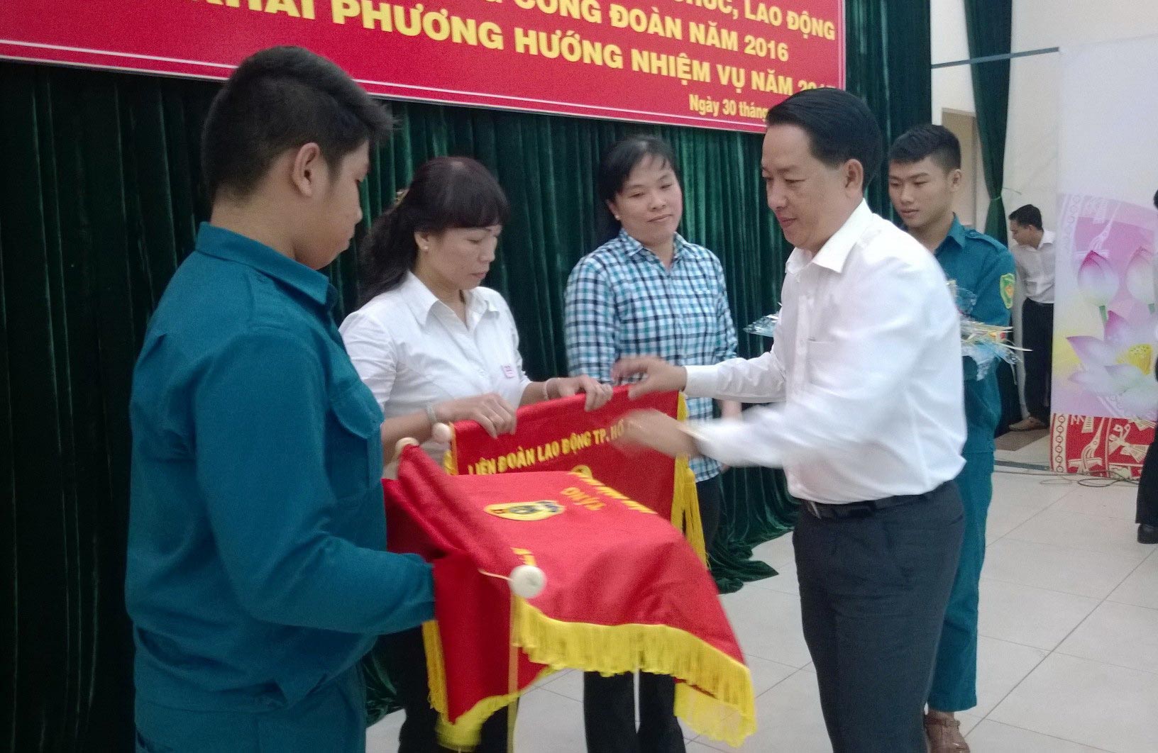 Ông Kiều Ngọc Vũ, Phó Chủ tịch LĐLĐ TP HCM, tặng cờ thi đua cho tập thể xuất sắc