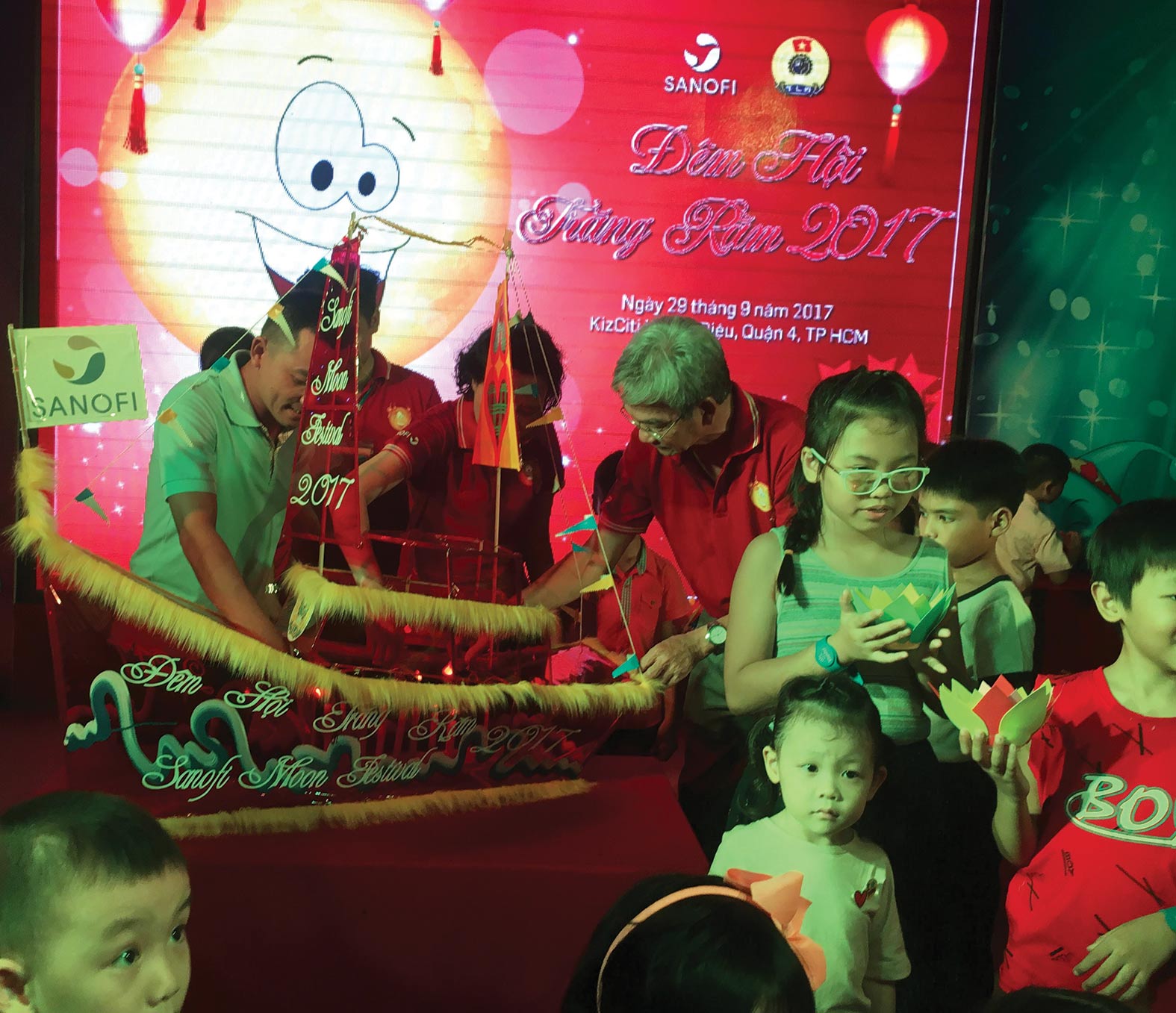 Con công nhân khó khăn vui trung thu