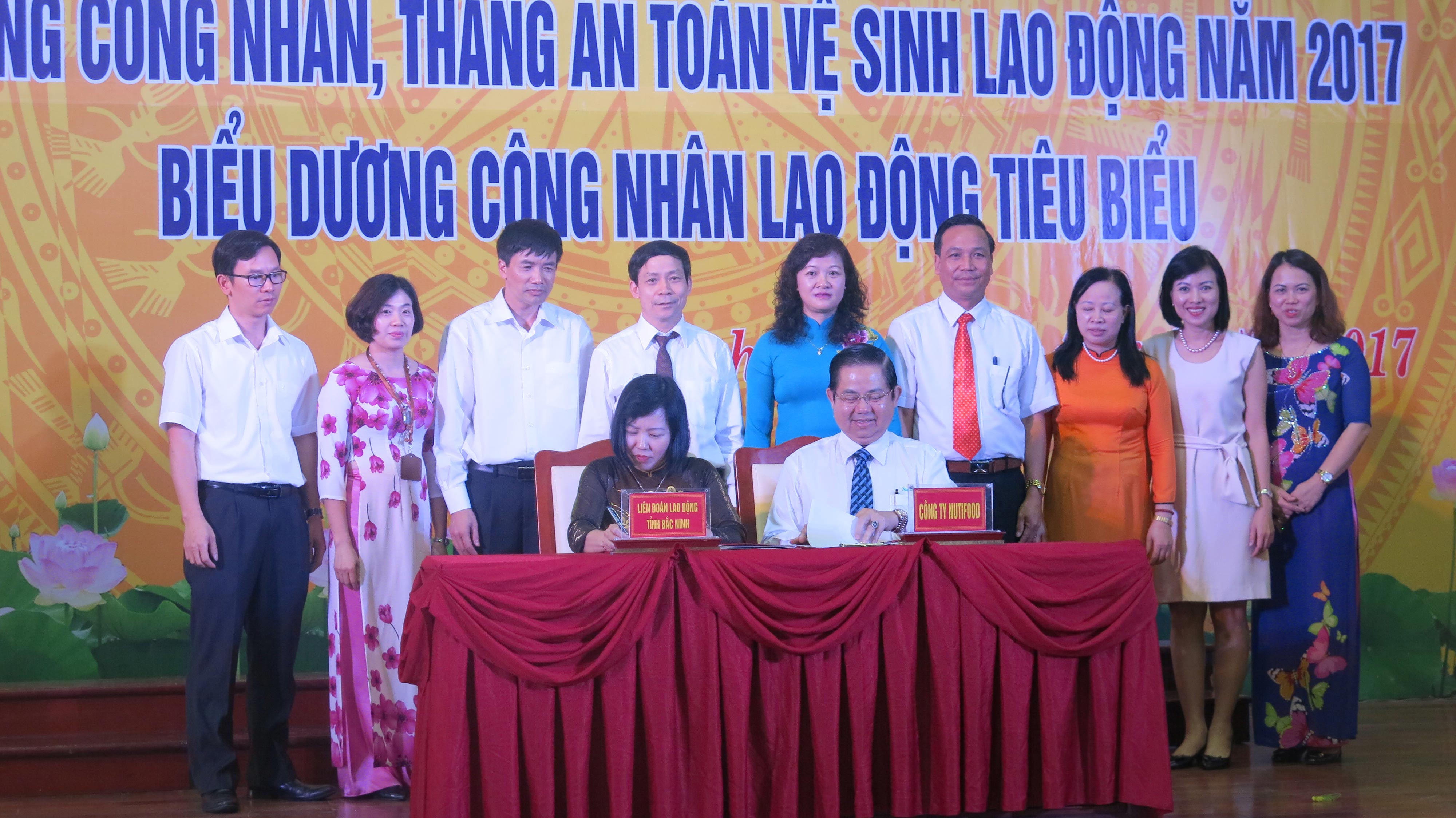 Phối hợp chăm lo cho công nhân