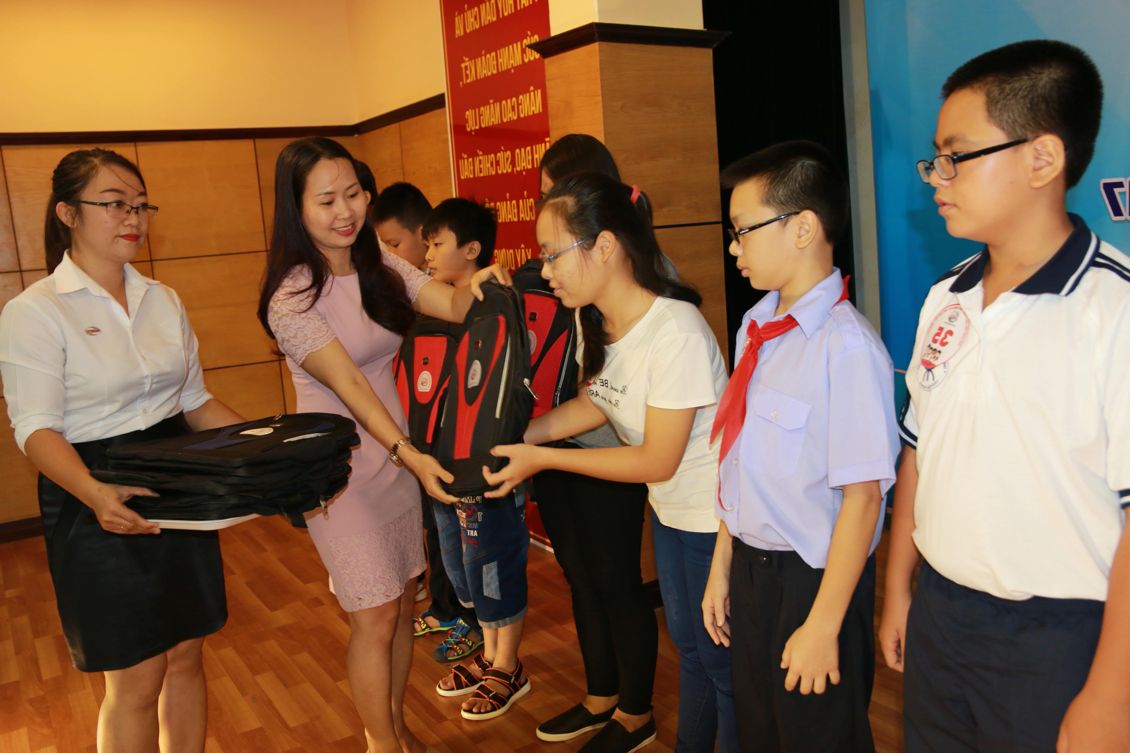 Xét chọn, biểu dương điển hình học và làm theo Bác Hồ